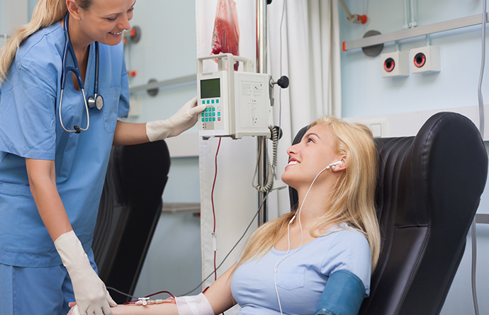 Mujer feliz donando sangre